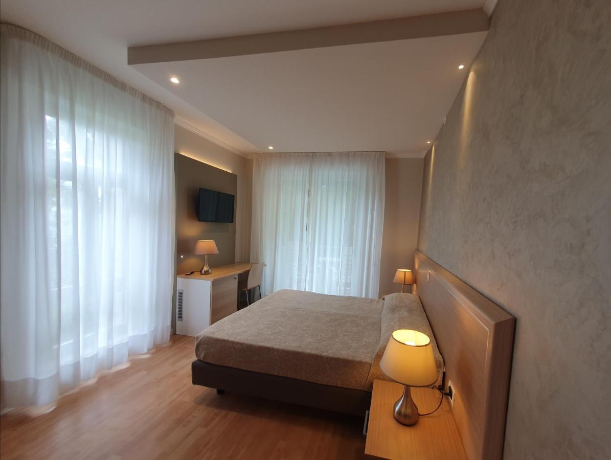 Hotel Eurovil Garni リニャーノ・サッビアドーロ エクステリア 写真