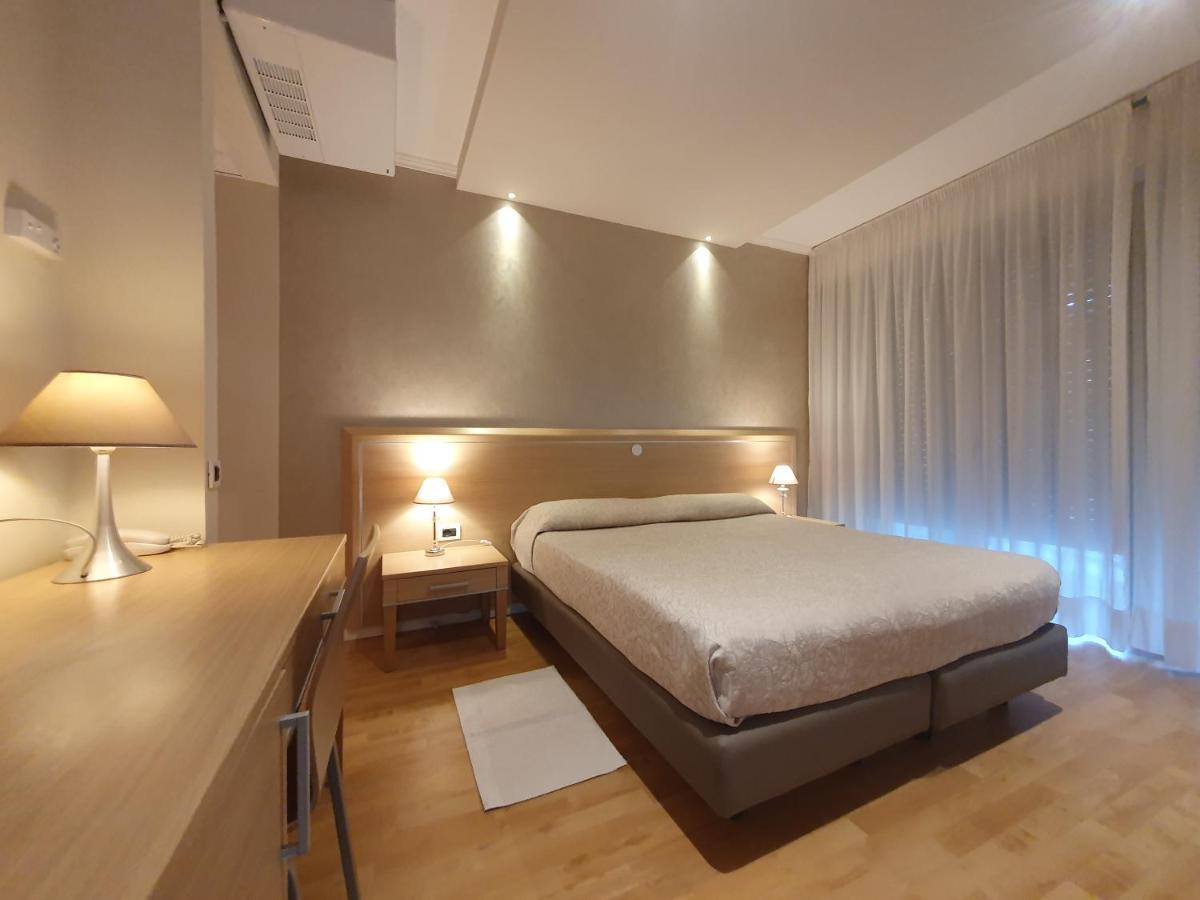 Hotel Eurovil Garni リニャーノ・サッビアドーロ エクステリア 写真