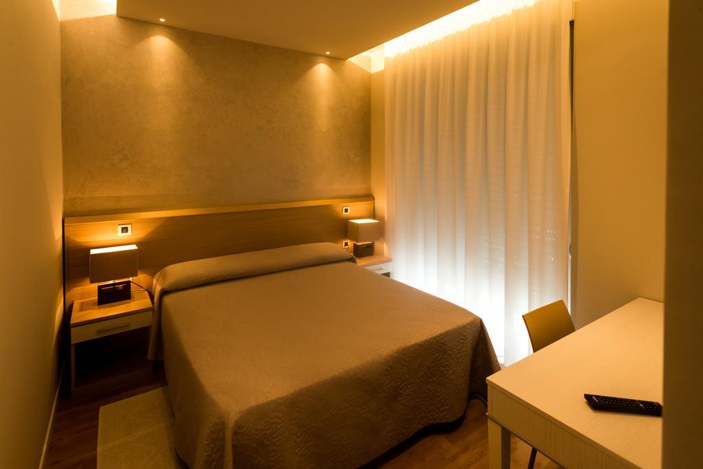 Hotel Eurovil Garni リニャーノ・サッビアドーロ エクステリア 写真